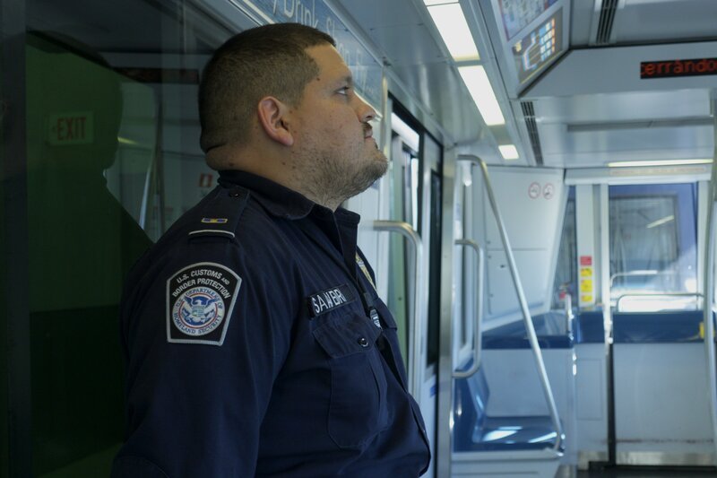 Miami, FL – Officer Saavedra riding the airtrain to baggage claim. (National Geographic/​Lucky 8 TV) – Bild: Lucky 8 TV /​ National Geographic