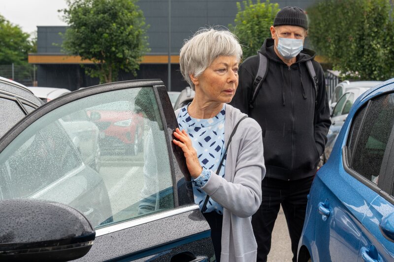 Eine Frau fühlt sich auf einem Parkplatz eines Supermarkts plötzlich beobachtet. Kurz darauf wird sie von einem unheimlichen Mann in ihrem eigenen Wagen entführt. – Bild: Saskia Pavek /​ ZDF