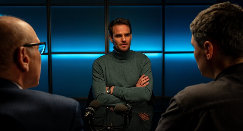 Nachdem eine junge Astro-Influencerin getötet aufgefunden wird, rückt Steffen Marten (Marian Kindermann, M.) ins Zentrum der Ermittlungen. Kriminalkommissar Michael Kaiser (Karl Kranzkowski, l.) und Kriminalkommissar Rico Sander (Benjamin Strecker, r.) wollen wissen, warum er den Fund der Leiche anonym bei der Polizei gemeldet hatte. Was versucht er zu verbergen? – Bild: MARKUS_FENCHEL /​ ZDF