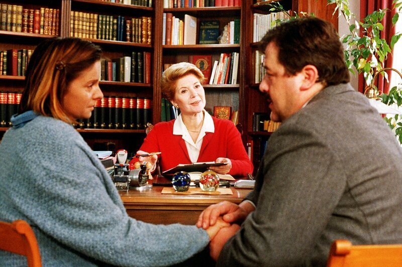 Rosa und Gottfried Zinnober wurden von Julia Laubach zu einer ernsten Unterredung in ihr Büro geladen (v.li.: Silvia Vas, Christiane Hörbiger, Joseph Hannesschläger). – Bild: ORF III