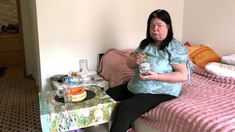 Pamela hat Sorgen. Zum einen muss sie gerade auf ihre Freundin Marita verzichten, die sich in eine psychiatrische Einrichtung begeben hat. Zum anderen macht ihr Kühlschrank nicht mehr richtig mit. – Bild: RTLZWEI