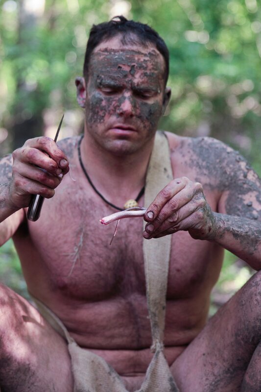 Billy opening up a crawfish he caught. – Bild: Discovery Channel (ROMA)
