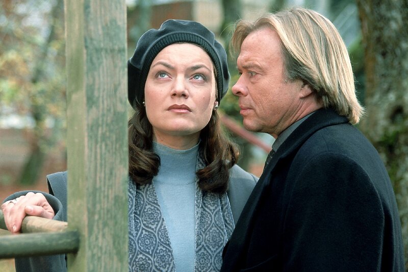 Ellen Treckler (Marion Mitterhammer) bringt nicht den Mut auf, ihrem Ehemann Hartmut (Volker Lechtenbrink) die Wahrheit über ihre Vergangenheit zu sagen … – Bild: RTLplus