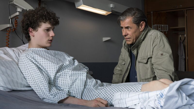 Arthur Grün (Nico Ramon Kleemann, l.); Finn Kiesewetter (Sven Martinek, r.) – Bild: Degeto Film GmbH | OneGate Media GmbH Lizenzbild frei