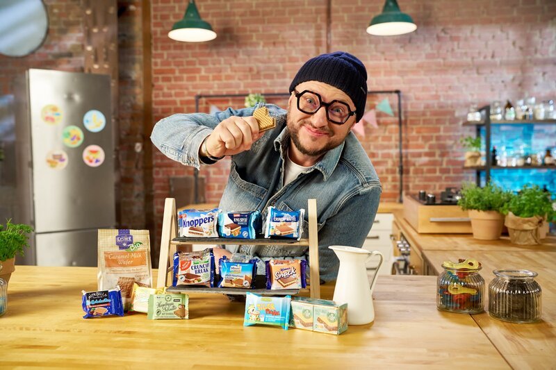 Eine Haselnuss-Schnitte zum Frühstück? Die Firma Storck hat Knoppers genau dafür beworben. Produktentwickler Sebastian Lege deckt auf, was Knoppers wirklich ist: eine süße Sünde voller Zucker und Palmfett. – Bild: Guido Engels /​ ZDF