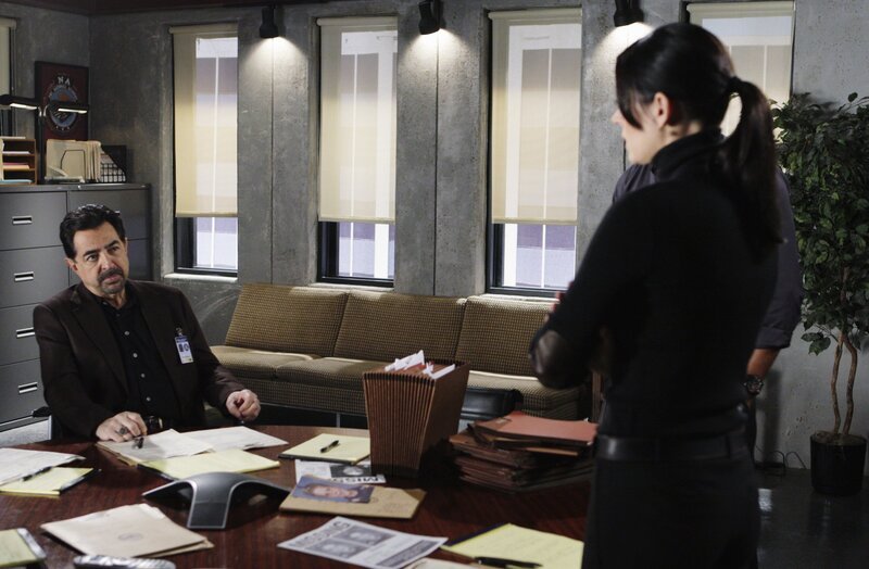 Versuchen alles um einen Serientäter zur Strecke zu bringen: Rossi (Joe Mantegna, l.) und Prentiss (Paget Brewster, r.) … – Bild: ABC Studios /​ Cliff Lipson