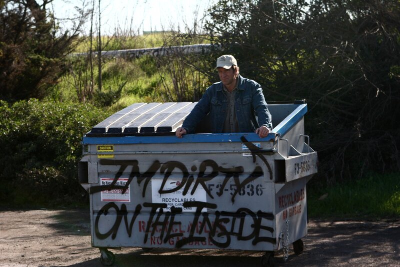 As Mike Rowe reflects on his 200-job strong resume, he encounters „Street Art“ inspired by Dirty Jobs and people who do them, indicating an „underground movement“ and appreciation is emerging. – Bild: For Show Promotion Only/​DCI/​Codi Barbini