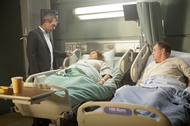 Charlotte (Colleen Camp, M.) kollabiert am Sterbebett ihres Mannes (Meat Loaf, r.). Das Team von House (Hugh Laurie, l.) versucht, herauszufinden, was Charlotte Novack fehlt, während es ihrem todkranken Mann Eddie auf mysteriöse Weise immer besser geht. – Bild: NBC Universal, Inc.