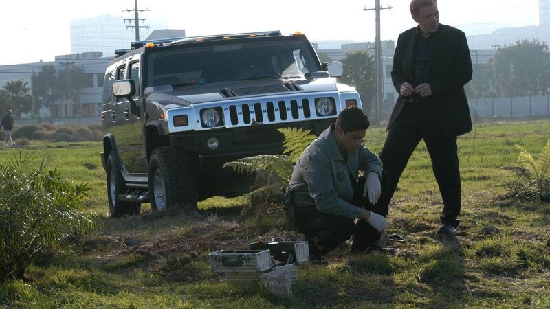 Eric Delko (Adam Rodriguez, l.) und Horatio Caine (David Caruso) suchen die Leiche des offensichtlich ermordeten Fabrikbesitzers Ted Henderson. Durch eine Wärmebildkamera haben sie aus dem Helikopter einen Stelle in der Nähe von Hendersons Fabrik gefunden, an der der Tote vergraben sein könnte. – Bild: SUPER RTL