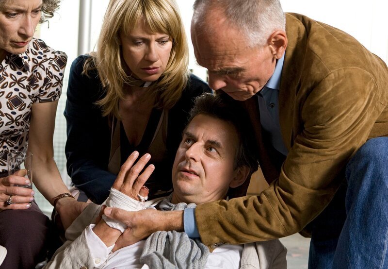 Marlene Weinzierl (Gabriele Schulze, l.), Sophie Haas (Caroline Peters, M.) und Sophies Vater Hannes (Hans Peter Hallwachs, r.) machen eine grausame Entdeckung. Der Klaviervirtuose Roman Lasmo (Johannes Silberschneider, vorne) wurde seines kleinen Fingers beraubt. – Bild: ARD/​Frank Dicks