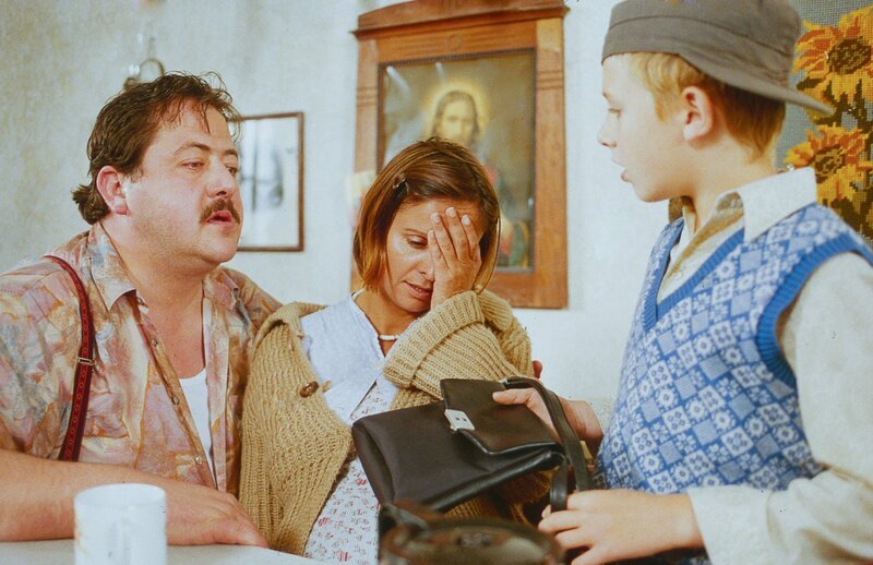 Seppi findet die Tasche von Julia Laubach, die sie bei ihrem Besuch vergessen hat. Gottfried und Rosa befürchten Schreckliches (v.li.: Joseph Hannesschläger, Silvia Vas, Jan Polak). – Bild: ORF III