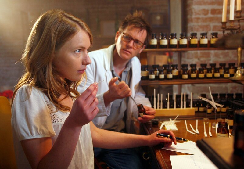 Danio (Johannes Zirner) erkennt, dass seine Schwester Louisa (Anna Brüggemann) ein großes Talent besitzt, Düfte zu kreieren. – Bild: ARD Degeto/​Erika Hauri