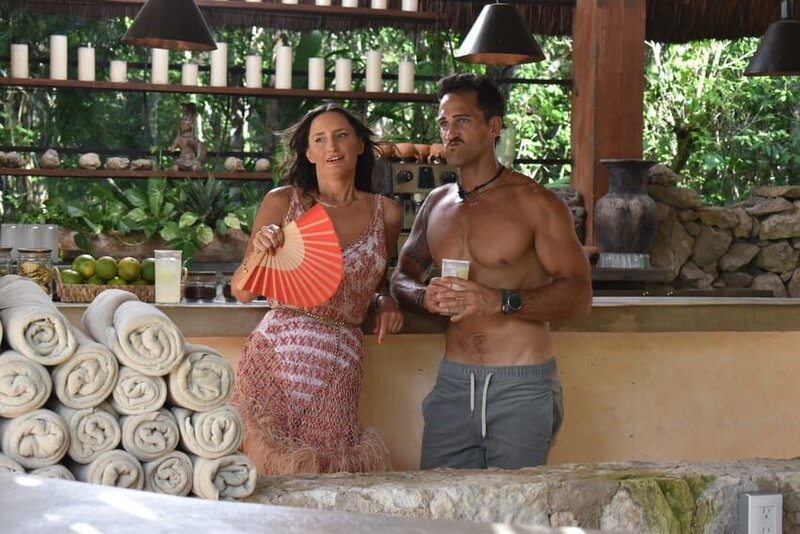 Rocky and Tati relaxing at the cenote bar – Bild: Warner Bros. Discovery, Inc.