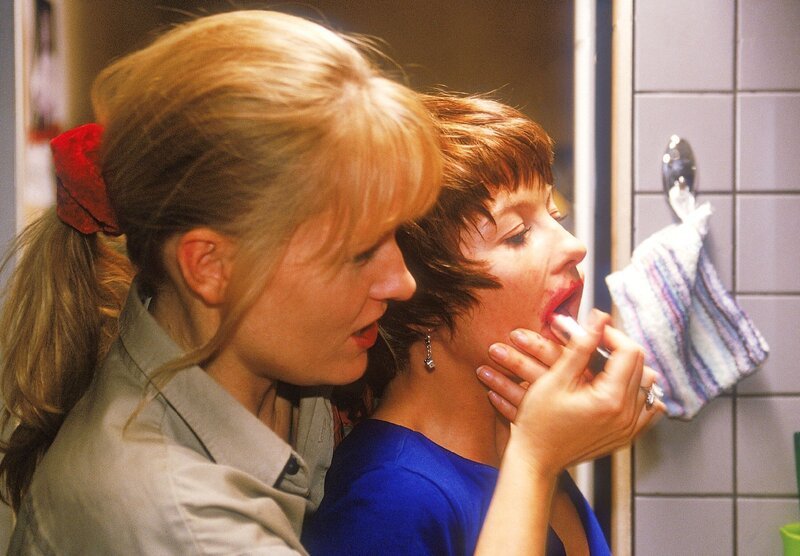 Als Ariane (Katharina Zapatka, li.) bemerkt, dass Lizzy (Katja Schmitz) Arianes Lippenstift benutzt, sorgt sie entschlossen dafür, dass Lizzy sich so schnell nicht wieder an ihren Sachen vergreift … – Bild: RTL