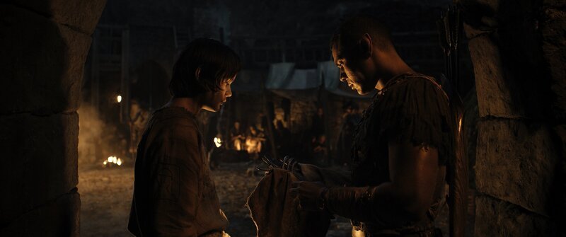 Theo (Tyroe Muhafidin), Arondir (Ismael Cruz Córdova) – Bild: Amazon Studios