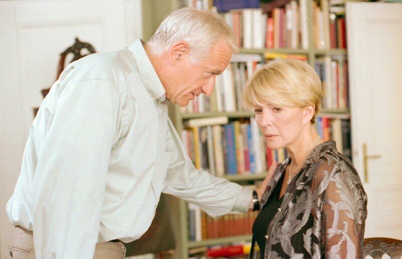 Arthur versucht Julia die Situation zu erklären (v.li.: Peter Bongartz, Christiane Hörbiger). – Bild: ORF III