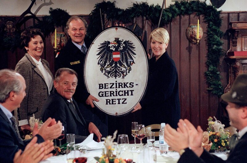 Die Verabschiedung Julias wird im Retzer „Goldenen Hirschen“ groß gefeiert (v.li.: Hertha Schell, Franz Buchrieser, Michael König, Christiane Hörbiger). – Bild: ORF/​Max Berner