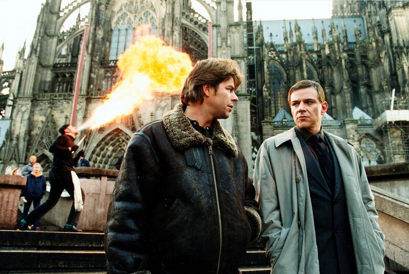 Eine junge Frau ist von einer Autobahnbrücke gestürzt. Alles deutet auf Selbstmord hin – bis Jupp (Uwe Fellensiek, l.) und Taube (Christian M. Goebel, r.) feststellen, dass die Frau schon vor dem Fall tot war … – Bild: Sat.1 emotions