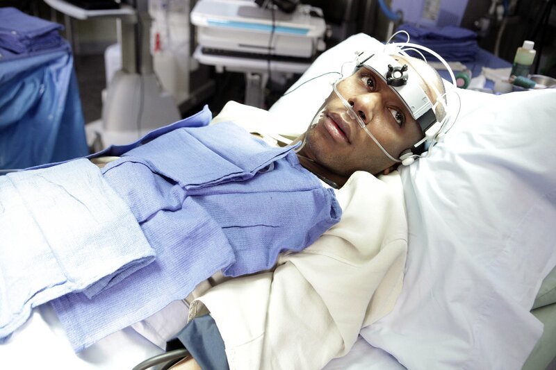 Nach einem Fahrradunfall liegt Lee (Mos Def) gelähmt im Middletown General Hospital und die dortigen Ärzte wollen ihn für hirntot erklären. Wie gut, dass Dr. House zufällig auch Patient in der Klinik ist … – Bild: NBC Universal, Inc.