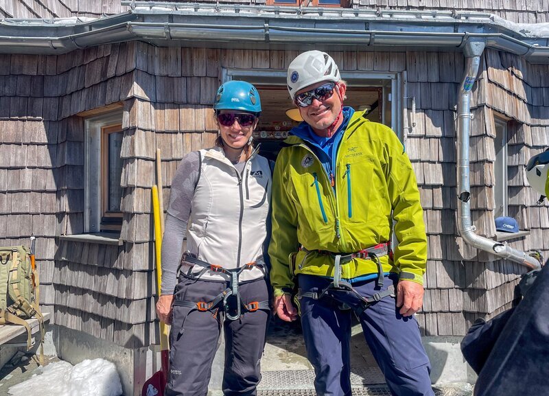 Lisa Gadenstätter und der Salzburger Landesgeologe Gerald Valentin. Gemeinsam besteigen sie den Großglockner, um die Folgen des Klimawandels zu erkunden. – Bild: ORF/​Neulandfilm