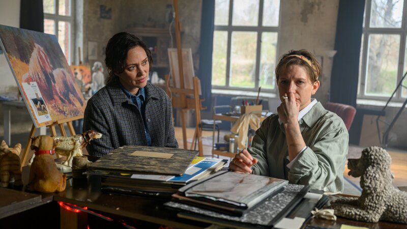 Als sich herausstellt, dass der Tote eine Geliebte hatte, gerät seine Ehefrau unter Verdacht. Nina Stolte (Esther Agricola, r.) behauptet, dass ihr Mann die Affäre beendet hätte. Aber kann Karoline Joost (Nike Fuhrmann, l.) ihr glauben? – Bild: Marc Meyerbröker /​ ZDF