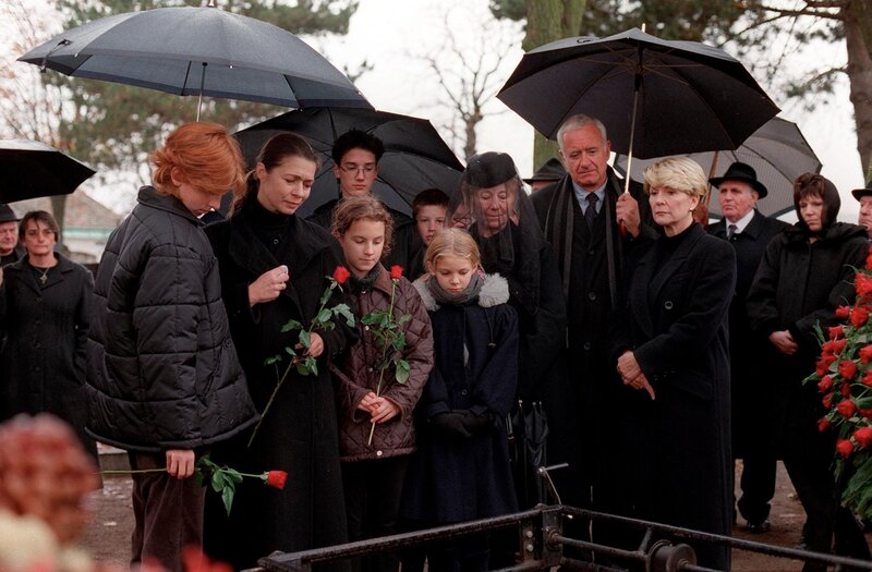 Am Grab von Max Mähr (v.li.: Raffael Weninger, Monika Finotti, Janet Brand, Philipp Fleischmann, Paula Polak, Bibiane Zeller, Peter Bongartz, Christiane Hörbiger). – Bild: ORF/​Petro Domenigg