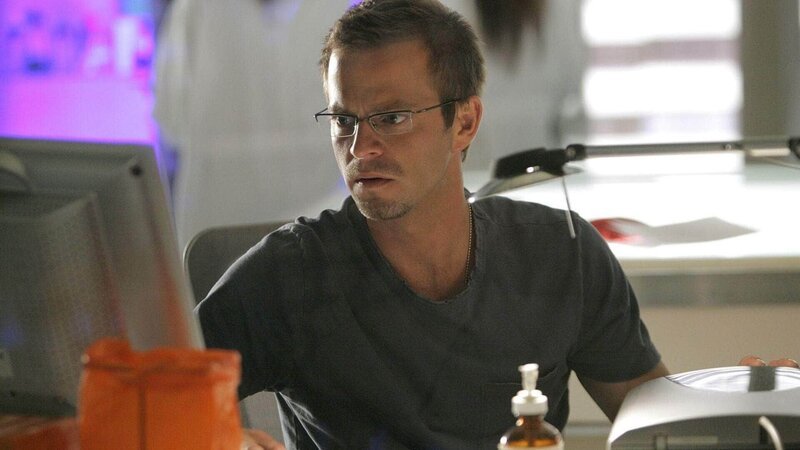 Detective Danny Messer (Carmine Giovinazzo) fragt sich, wer den Toten auf dem Gewissen hat. Eine Obduktion ergibt, dass der ermordete Einbrecher nicht an den Folgen einer Kopfverletzung starb, sondern erstickte. – Bild: MG RTL D /​ CBS