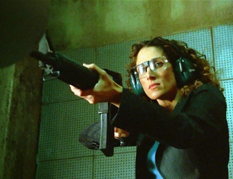Detective Stella Bonasera (Melina Kanakaredes) hat die Tatwaffe gefunden. Jetzt fehlt nur noch ein Vergleich mit dem Projektil, um den Mörder zu überführen. – Bild: MG RTL D /​ CBS /​ Alliance