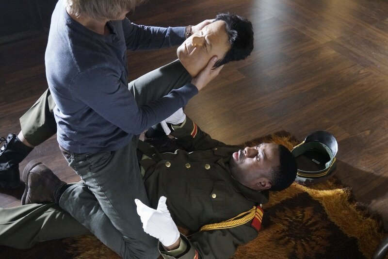 Was ist da nur zwischen MacGyver (Lucas Till, l.) und seinem Kumpel Bozer (Justin Hires, r.) los? – Bild: CBS Broadcasting, Inc. /​ Jace Downs