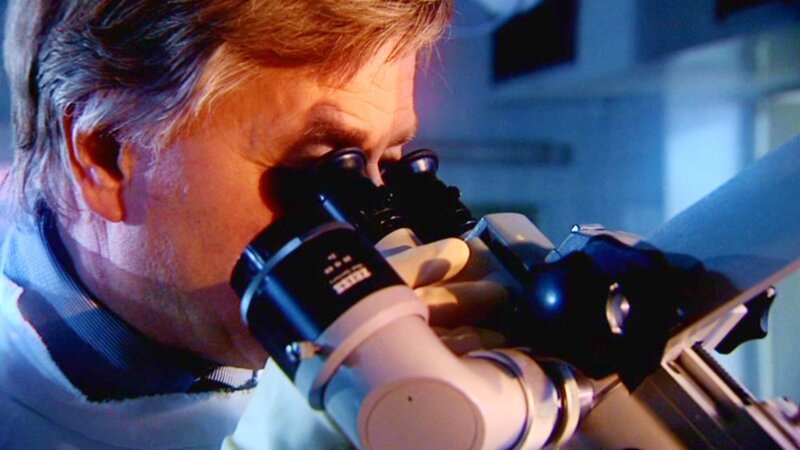 Fall ‚Der Todes-Chat‘: Rechtsmediziner Prof. Dr. Wolfgang Keil aus München sucht nach Hinweisen, die im Fall des ermordeten Schülers zum Täter führen. – Bild: RTL