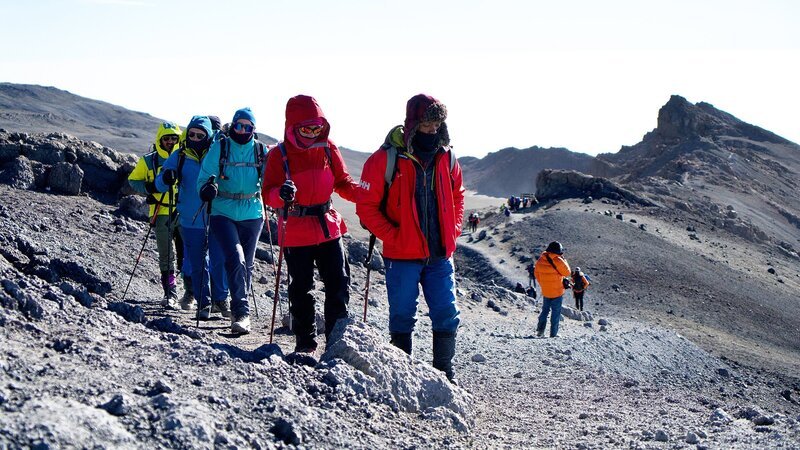 Stetig bergauf: Trekking auf den Kilimandscharo. – Bild: 3sat