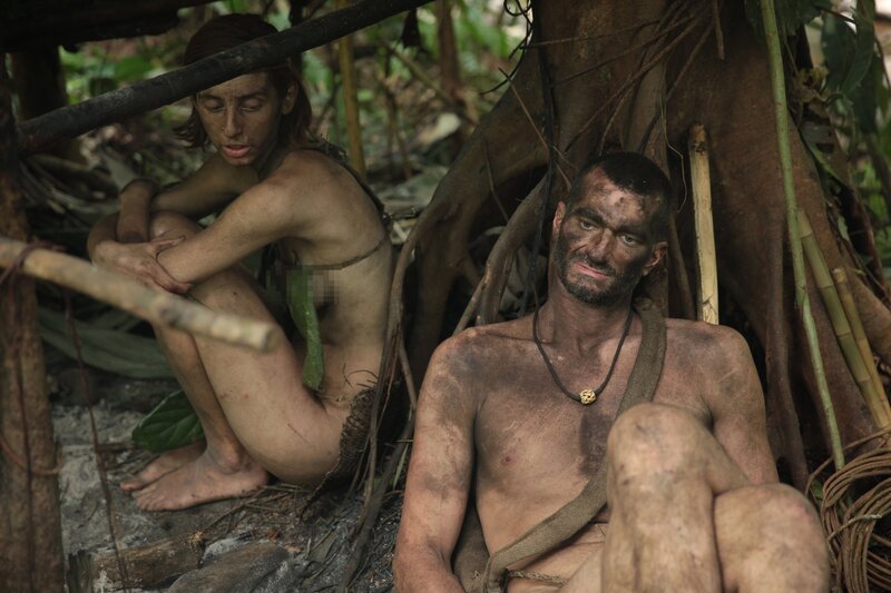 Kim and Shane resting in their shelter they built. – Bild: Discovery Networks
