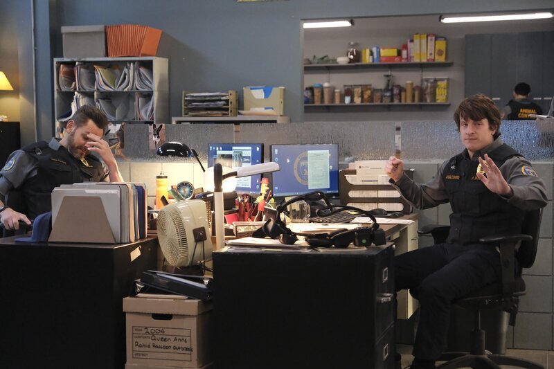 L-R: Joel McHale and Michael Rowland in the „Tortoises and Labradors“ episode of ANIMAL CONTROL. – Bild: Bettina Strauss /​ Fox Entertainment
