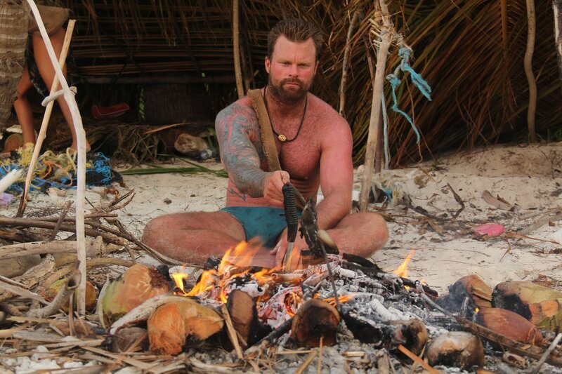 Jonathan cooking fish they caught. – Bild: Discovery Networks
