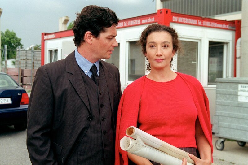 Geschäftsführer Sebastian Reidinger und die Prokuristin Lena Kamper besprechen den Weitergang der Firma Reidinger (v.li.: Fritz Karl, Konstanze Breitebner). – Bild: ORF/​Petro Domenigg