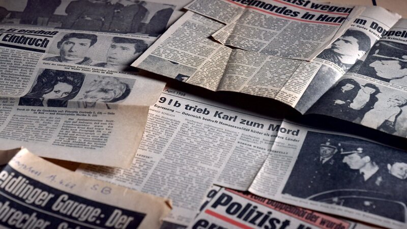 Zeitungsausschnitte über den Fall Ernst Karl. – Bild: ORF/​Pammer Film