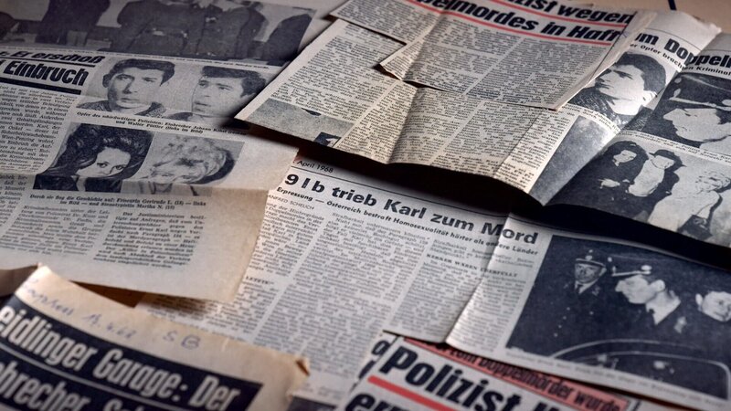 Zeitungsausschnitte über den Fall Ernst Karl. – Bild: ORF/​Pammer Film