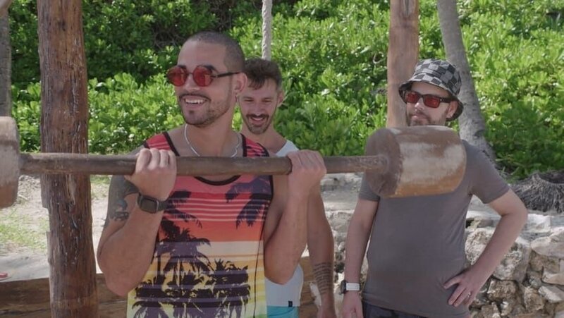 Rob Warne lifting weights at the beach gym as Gaston Pierini and Tim Malcolm look on – Bild: Warner Bros. Discovery, Inc. or its subsidiaries and affiliates
