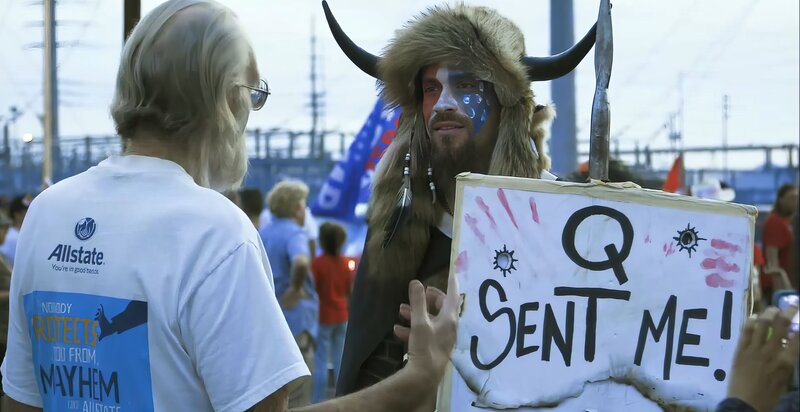 Ob Q, Z oder X: Einst harmlose Zeichen werden zu Propagandawaffen, stehen oft für Hass und Gewalt. „Terra X History“ folgt den Spuren von fünf Symbolen der Macht. – Bild: ZDF und Pond 5