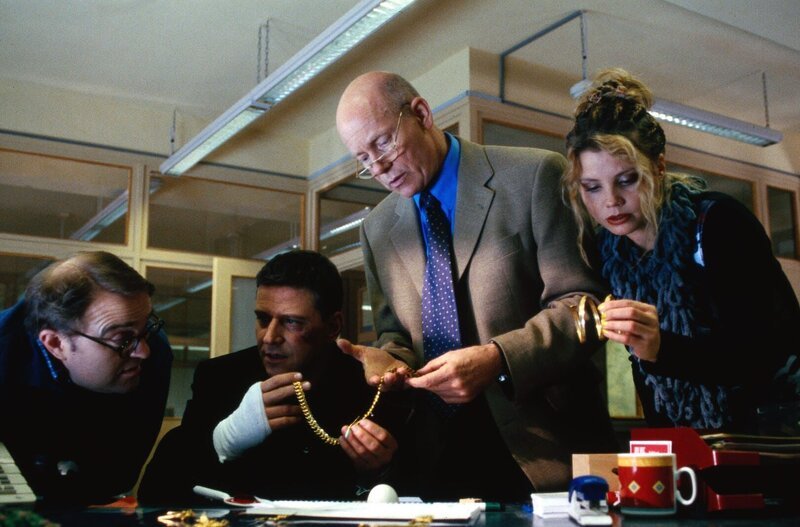 Pohl (Gustav-Peter Wöhler, l.), Taube (Christian Maria Goebel, 2.v.l.), Haupt (Christoph Quest, 2.v.r.) und Jenny (Annette Frier, l.) begutachten den Schmuck … – Bild: Sat.1 emotions