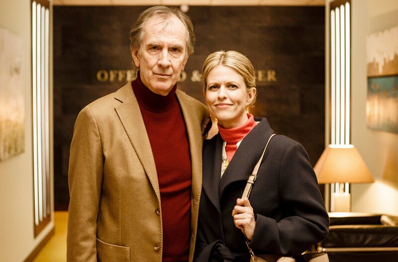 Richard Offergeld (Peter Prager, l.) zeigt Antonia (Miriam Lahnstein, r.) die Kanzlei. – Bild: ARD/​Kai Schulz