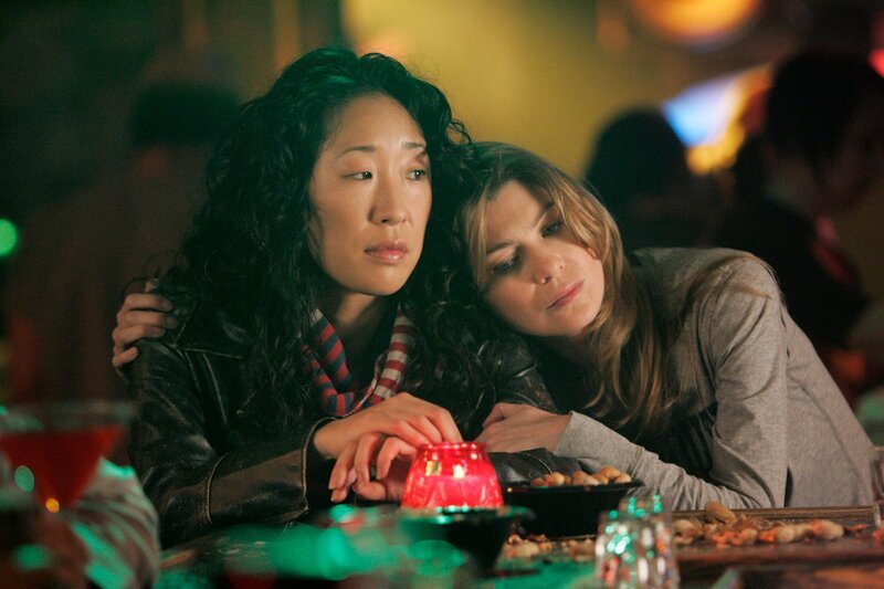 In der Bar fordert Meredith (Ellen Pompeo, r.) Cristina (Sandra Oh, l.) zu einem Spiel von „wessen Leben ist am schrecklichsten“ heraus. Gerade, als Cristina die Trumpfkarte spielt, kollabiert Joe, der Barbesitzer … – Bild: sixx