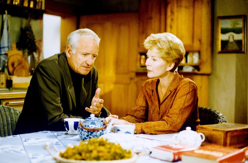 Arthur versucht Julia, die sich um die kleine Gaby Resch Sorgen macht, zu beruhigen (v.li.: Peter Bongartz, Christiane Hörbiger). – Bild: ORF III