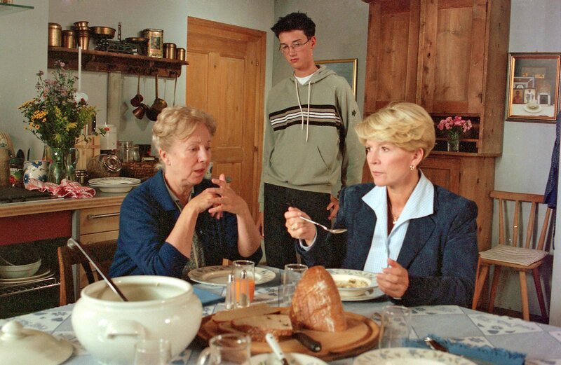 Julia und Herta beim Essen. Wolfgang verabschiedet sich (v.li.: Bibiana Zeller, Philipp Fleischmann, Christiane Hörbiger). – Bild: ORF III
