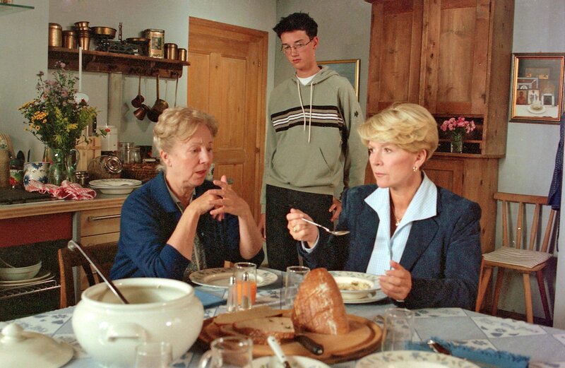 Julia und Herta beim Essen. Wolfgang verabschiedet sich (v.li.: Bibiana Zeller, Philipp Fleischmann, Christiane Hörbiger). – Bild: ORF III
