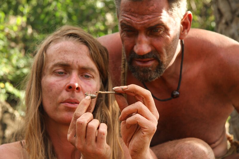 Kellie finds food as EJ looks on over her shoulder. – Bild: Discovery Networks