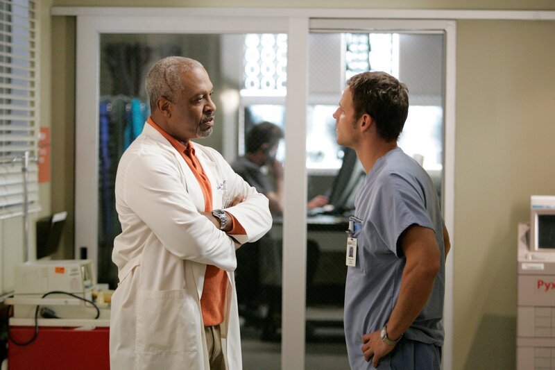 When a family arrives at Seattle Grace Hospital after a serious car accident, Alex learns that their injuries are only the beginning of their problems. Meanwhile, as Dr. Webber recovers from brain surgery, it seems that his wife has some concerns about the state of their marriage. (ABC/​CRAIG SJODIN) JAMES PICKENS, JR., JUSTIN CHAMBERS – Bild: sixx