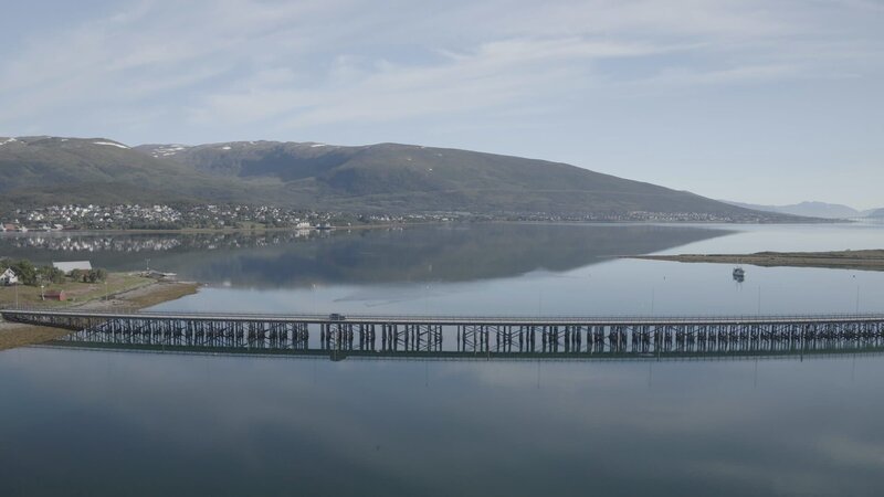 Der Wissenschaftler Justin Gwynn fährt über eine Brücke am Rande von Tromso, einer Stadt oberhalb des Polarkreises in Nordnorwegen. – Bild: National Geographic