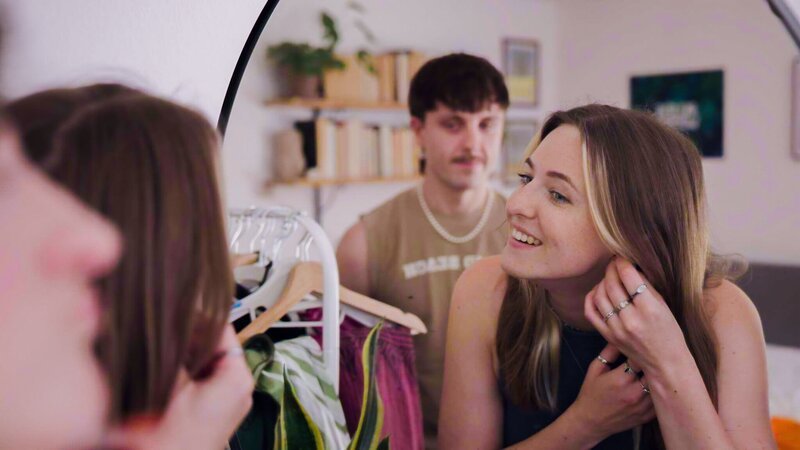 Franzi macht sich schick fürs Bar Hopping mit ihren Freunden. – Bild: Dieter Stürmer /​ ZDF