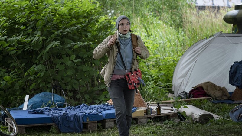 Der Lübecker Bordellbesitzer Hauke Grün (Oli Bigalke, l.) knöpft sich Finn (Sven Martinek, r.) vor, der seinen Sohn angeschossen und schwer verletzt hat. Schwester Diana (Claudia Reimer, M.) geht dazwischen. – Bild: Sat.1 emotions